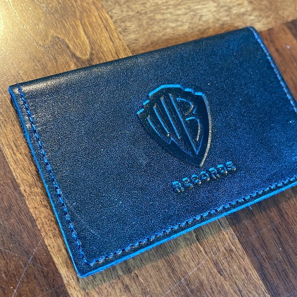 VINTAGE ROOTS (CANADA) WARNER BROS RECORDS EMBOSSED LEATHER CARD HOLDER - Picture 8 of 8